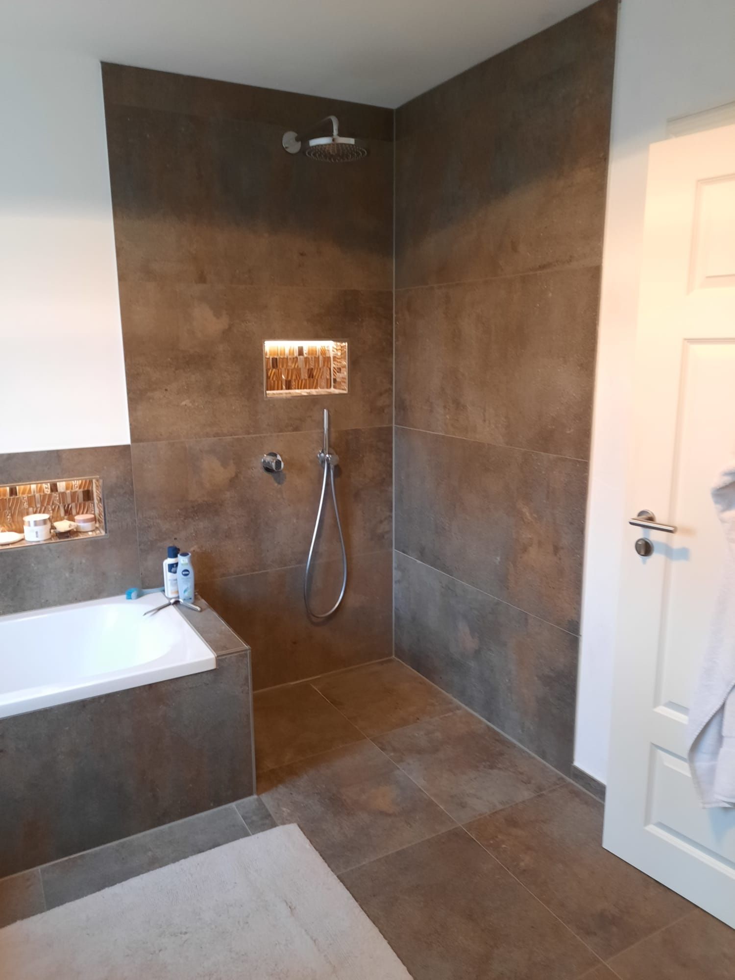 Dusche mit Badewanne